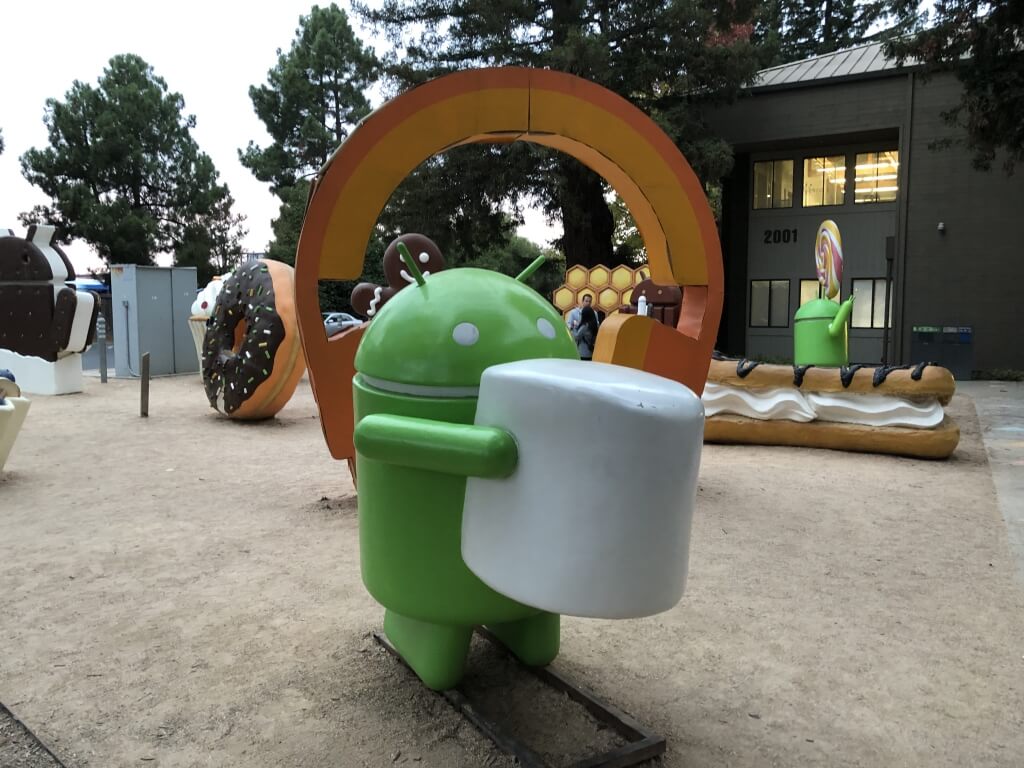 (2019-10-16) Android Lawn Statues